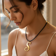 Collar personalizado letra S — look casual elegante