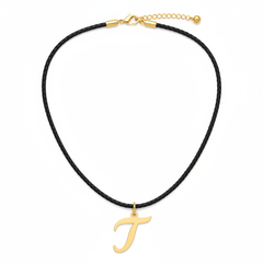 Collar con dije de letra T en oro laminado 18k — detalle del producto