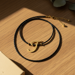 Collar de letra T Gheller — fotografía de producto estilizada