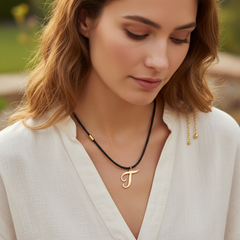 Collar personalizado letra T — look casual elegante