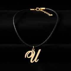 Dije de inicial U en oro laminado — fotografía artística de lujo