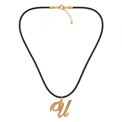 Collar con dije de letra U en oro laminado 18k — detalle del producto