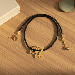 Collar de letra U Gheller — fotografía de producto estilizada