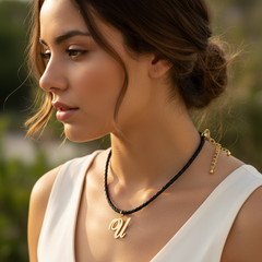 Collar personalizado letra U — look casual elegante
