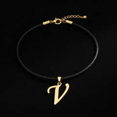 Dije de inicial V en oro laminado — fotografía artística de lujo