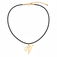Collar con dije de letra V en oro laminado 18k — detalle del producto
