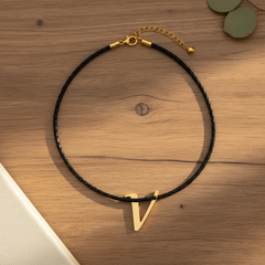 Collar de letra V Gheller — fotografía de producto estilizada
