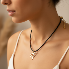Collar personalizado letra V — look casual elegante