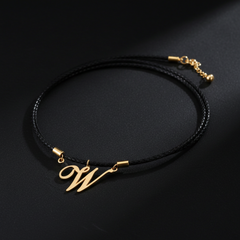 Dije de inicial W en oro laminado — fotografía artística de lujo