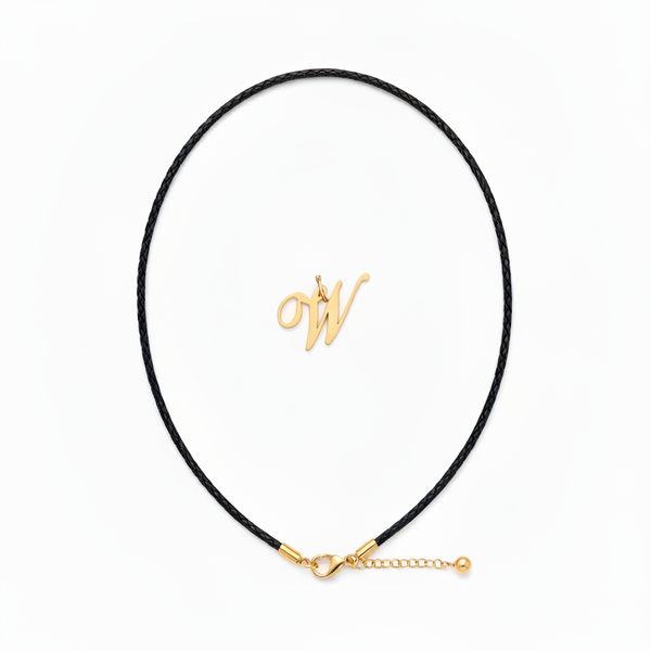 Dije de inicial W en oro laminado 18k — vista frontal sobre fondo blanco