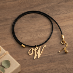 Collar de letra W Gheller — fotografía de producto estilizada