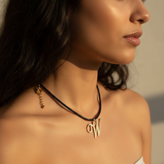 Collar personalizado letra W — look casual elegante