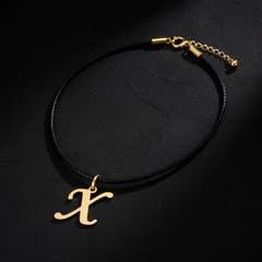 Dije de inicial X en oro laminado — fotografía artística de lujo