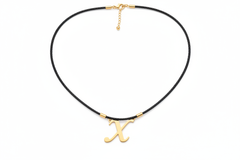 Collar con dije de letra X en oro laminado 18k — detalle del producto