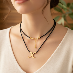 Collar personalizado letra X — look casual elegante