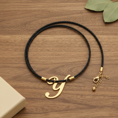 Collar de letra Y Gheller — fotografía de producto estilizada