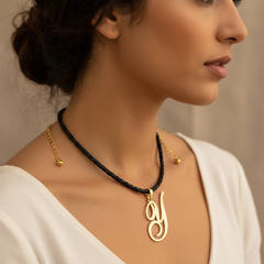 Collar personalizado letra Y — look casual elegante