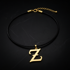 Dije de inicial Z en oro laminado — fotografía artística de lujo