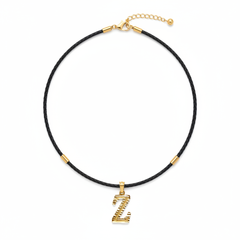 Dije de inicial Z en oro laminado 18k — vista frontal sobre fondo blanco