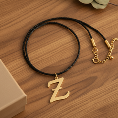 Collar de letra Z Gheller — fotografía de producto estilizada